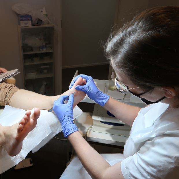 Mitä kannattaa huomioida jalkahoitoon tullessa.